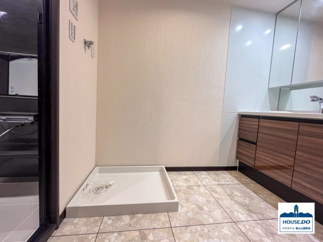 角部屋12階で日照良好！3路線利用可！ライオンズシティ鶴舞の洗面所|洗面所に設置された洗濯パン