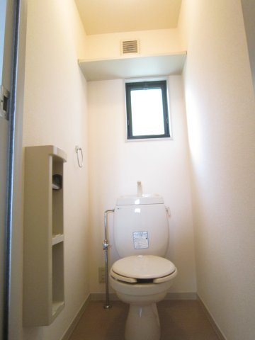 ひたちなか市大字高場のアパートのトイレ|トイレ（窓付き）の写真です。