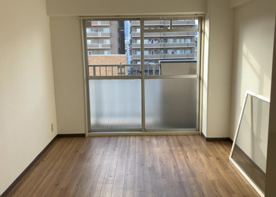 【洋室】 | チサンマンション第二本厚木 | 洋室のメリットは重い家具が置きやすく、身の回りが整理しやすいことです。 床がフローリングのため畳とは異なり凹みにくいです。 クローゼットなど収納が豊富で、普段使わない旅行カバンや服の整頓も簡単にです。