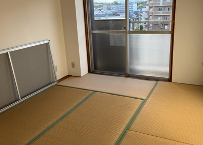 【寝室】 | チサンマンション第二本厚木 | 寝室でゆっくりと過ごすためにはベッド周りの適度な空間を担保することや窓の位置、照明の明るさ、寝室の広さなどを考える必要があります。自身や家族の構成とライフスタイルに併せて寝室にする部屋を選びましょう！