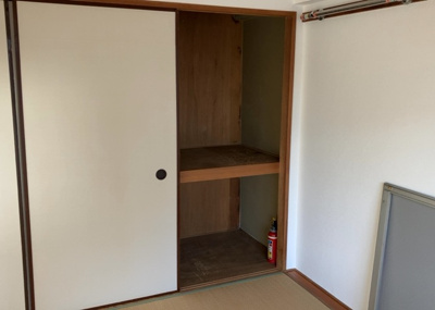 【収納】 | チサンマンション第二本厚木 | デザイン性を重視しすぎて収納が少なかった！なんてことにならないため、事前に現地で収納の数を確認しておくことをお勧めします。クローゼット以外にも床下収納や屋根裏収納、パントリーなどもチェックしましょう。