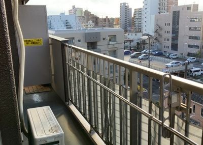 【バルコニー】 | チサンマンション第二本厚木 | バルコニーは、室外の専用スペースのうち、「屋根がなく開放された空間」であるものを指します。ベランダより広いタイプのものが多く、日当たりもよいため家庭菜園などを楽しみたい人にとって適した環境となります。