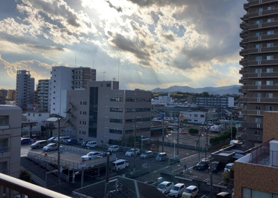 【展望】 | チサンマンション第二本厚木 | 眺望の良さを楽しめるダイニングキッチンで家族団らんの時間を過ごしてはいかがでしょうか。バルコニーから見える景色を家族で眺める時間は、時間が経つのを忘れてしまいそうですね。是非、現地を見に行きましょう！