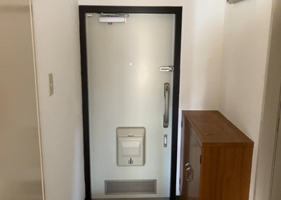 【玄関】 | チサンマンション第二本厚木 | 玄関は家の顔でもあり、家族以外の目にも止まる場所です。玄関は外との間を仕切る扉、靴などをしまっておく収納スペース、靴脱ぎのたたきスペース、来客とのやり取りをするドアホンなど複数のアイテムからなります。