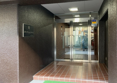 【エントランス】 | チサンマンション第二本厚木 | マンションのエントランスには、もともと風よけや防犯の役割がありますが、マンションによって宅配ボックスなどの設備が備わっている所もあります。日々の生活をイメージしながら生活しやすさをチェックしましょう。