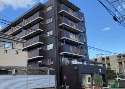 【外観】 | チサンマンション第二本厚木 | 外観はマンション管理がされているかの目安になります。築年数が古いと、壁面は劣化してひび割れが生じることも！建物が古びていても細かいところが修繕されていると、きちんと管理されているなぁと感じるでしょう。