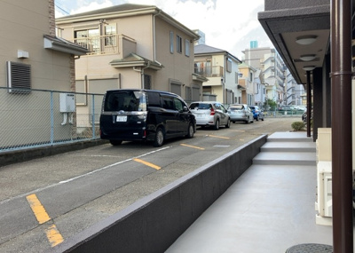 【駐車場】 | チサンマンション第二本厚木 | 車一台あたりに必要なスペースは、標準サイズの普通自動車で横幅2m50cm、長さ5mは必要になります。ただし、乗降のことも考慮して横幅3m30cm、長さ5m50cmほどは確保できるところを選びましょう。