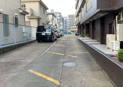 【駐車場】 | チサンマンション第二本厚木 | 駐車場と明記されていても、最小スペースでつくられた駐車場だと大型車は駐車できなかったり、出入りしにくくなったりする可能性があります。お車のサイズと購入したい物件の駐車場のサイズを現地で確認しましょう。