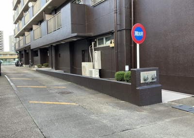 【庭】 | チサンマンション第二本厚木 | 物件によっては、入居者が個人的に使用できる専用庭がついているものもあります。また、住宅の中にある土間の部分を庭と呼ぶこともあります。庭の用途は住む人によって変わり、それによってデザインもさまざまです。