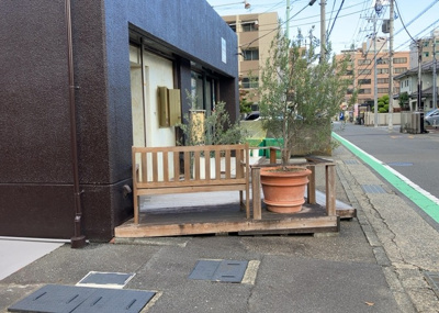 【中庭】 | チサンマンション第二本厚木 | 中庭（パティオ）とは、一つの建築物の内部に設けられた、壁などで囲われている庭のことを指します。コの字型、ロの字型が主流ですが、L字型の中庭もあります。最近では、インテリア性の高さからも人気があります。