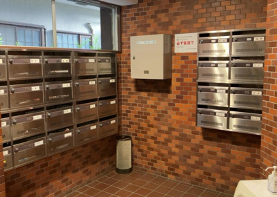 【設備】 | チサンマンション第二本厚木 | エントランス付近に設置されている集合ポストは、住んでいる部屋と離れているため、ポストをあさるなど誰かに何かされていても被害に気づきにくいです。入居する時には他人に特定されにくい番号で鍵をかけましょう！