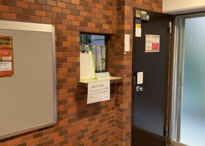 【受付】 | チサンマンション第二本厚木 | 受付はマンションコンシェルジュがいる場合もあれば、管理人が滞在する小部屋を総称して呼ぶことがあります。主にエントランスに設置されていることから、防犯面でも期待ができます。防犯設備がない場合はより安心！