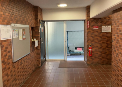 【ロビー】 | チサンマンション第二本厚木 | ラウンジは、マンションの共用スペースに椅子やテーブルなどを配置した利用者が寛げる空間です。屋内型ラウンジと屋外型ラウンジがあります。共用部分の管理状況と合わせて、詳細については現地でご確認ください。