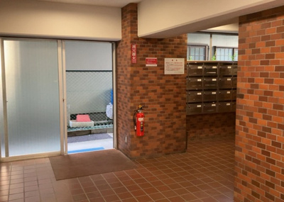 【ロビー】 | チサンマンション第二本厚木 | ロビーというと、エントランスと何がちがうの？と思いますよね。実はロビーとエントランスには明確な決まりはありません。物件によっては、エントランスを入って広がるある程度の広さのある空間がロビーとなります。