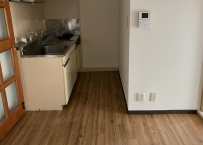 【キッチン】 | チサンマンション第二本厚木 | L型アイランドタイプは、キッチンからダイニングにもリビングにも目が行き届くので、とても使いやすい配置です。L字型独立タイプは、キッチンを独立させてるためLDKというよりもLDといった様なイメージです。