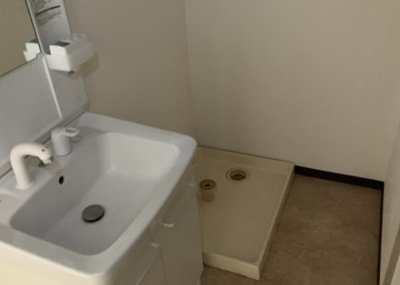 【ランドリースペース】 | チサンマンション第二本厚木 | ランドリースペースも気になります。洗濯機置場があり「洗う、干す、取り込む、アイロンがけ、たたむ」など、洗濯に関する家事をするための空間です。広さや収納など付帯設備も含めて、詳細は現地でご確認ください。