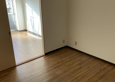 【居間・リビング】 | チサンマンション第二本厚木 | リビングの間取りの種類は大きくわけてリビングとダイニングが別になっているタイプ、リビングダイニング一体型です。どちらも一長一短ですので、家を選ぶ時はその両面をチェックして決めるようにしましょう。