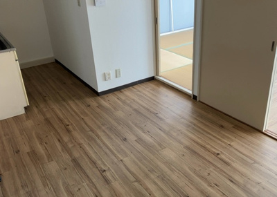 【居間・リビング】 | チサンマンション第二本厚木 | 直線タイプはLとDKを一直線に並べた形で対面キッチンのタイプです。一般的なのでよく見かけるかもしれません。直線タイプに似た直接アイランドタイプは、キッチンとダイニングの間に壁がない分広く感じられます。