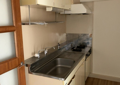 【キッチン】 | チサンマンション第二本厚木 | 標準的なシステムキッチンの横幅は、165cm～300cm程度です。2100・2400・2550・2700などミリ単位で表記されます。普段どのように料理をするのかを想定しながら合ったサイズを選びましょう