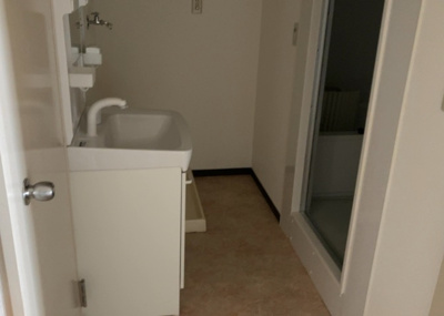 【脱衣所】 | チサンマンション第二本厚木 | 洗面脱衣所は「体を綺麗に整える場所」という目的と役割を持っています。そして便利で使い勝手のいい「体を綺麗に整える場所」にするためには、配置や動線、照明や収納計画をしっかりと検討しておく必要があります。