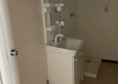 【独立洗面台】 | チサンマンション第二本厚木 | 洗面化粧台では顔を洗ったり、身だしなみを整えることが本来の使い方ですが、用途によっては洗面化粧台に求められる機能が違ってくるため、ご自身や家族のライフスタイルに合ったものを選ぶことをおすすめ致します。