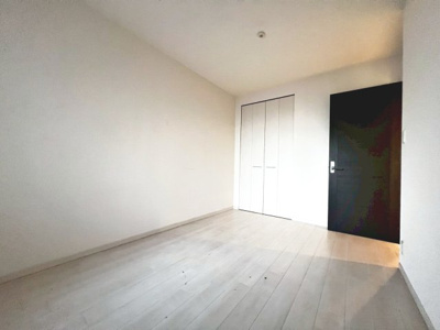 【洋室】 | ディークラディア鳳ルネサンススクエア | 【クローゼット】お部屋を広く利用するために必須なクローゼット付いています♪収納場所に困らず綺麗な室内をたもてますね！