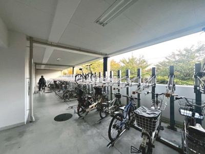 【駐輪場】 | ディークラディア鳳ルネサンススクエア | 駐輪場に屋根があるので、雨の日に自転車が濡れにくく嬉しいですね♪