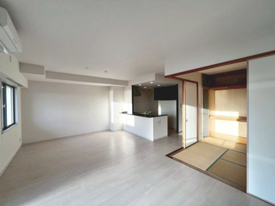 【居間・リビング】 | ディークラディア鳳ルネサンススクエア | 【リビング】ＬＤＫ約１８．７帖♪大きな窓のあるリビングは、陽光あふれる明るい空間です！居心地良く、ご家族皆がゆったり寛げる憩いの空間となりそうです♪