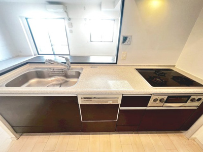 【キッチン】 | ディークラディア鳳ルネサンススクエア | 【家族を身近に感じる対面式キッチン】食器洗浄乾燥機付ですので、忙しいママをサポートしてくれます！３口コンロですので、お料理の幅も広がりますね♪