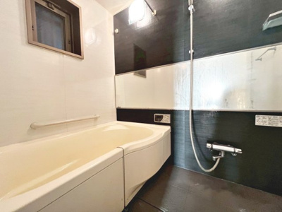 【浴室】 | ディークラディア鳳ルネサンススクエア | 浴室に窓が付いているので、換気ができて湿気やカビ防止になりますよ♪あったら嬉しい浴室乾燥機付き！雨の日でもお洗濯が出来るのはポイントですね♪