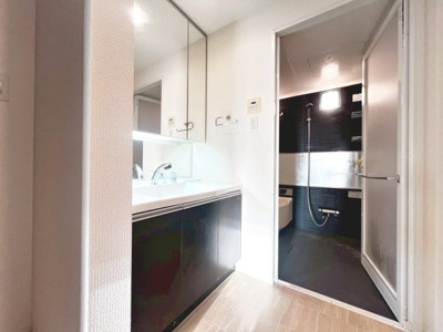 【独立洗面台】 | ディークラディア鳳ルネサンススクエア | 【シャワー付き洗面台】身だしなみを整えるのに重宝するシャワー付きの洗面台です♪