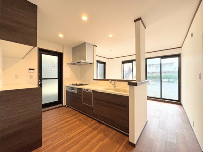 【外観】 | ◆金森3丁目中古戸建◆ | ◆堂々たる趣ながら、主張し過ぎずどこか余裕を感じさせるシャープなフォルムで佇む邸宅は、晴天の空と照らし合わせる事で、本来あるべき完成形の姿を見せてくれます。