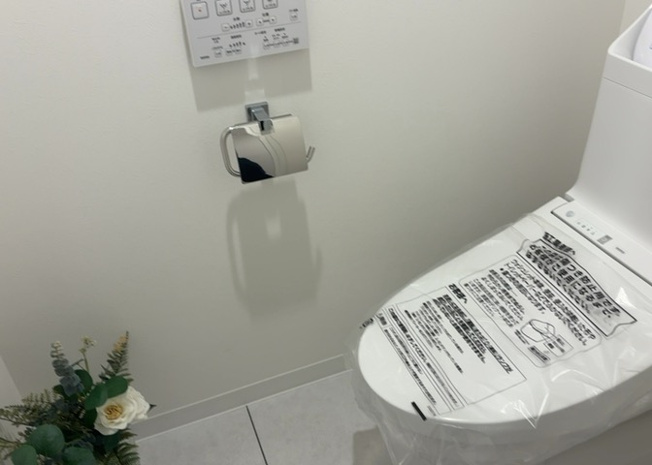 【トイレ】 | ライフプラザ相模原 | トイレは大きさや形、機能、抗菌性などが異なる多種多彩なタイプが各メーカーから出ています。それぞれに良さがあるため、事前にどういったタイプのトイレがいいのかをご家庭内で決めて、内見に行くといいでしょう。