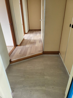 【その他】 | 平塚高村団地参五号棟 | 玄関土間部分は明るいグレー系で、汚れが目立ちにくく、お掃除も簡単。