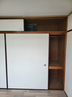 【和室】 | 平塚高村団地参五号棟 | 襖の上部に「天袋」収納を完備。普段使わない季節の家電や雛人形などの大きな荷物をたっぷりと収納でき、居住空間をすっきりと保てます。