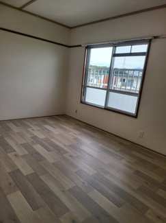 【居間・リビング】 | 平塚高村団地参五号棟 | 居室の壁一面に設けられた大きな窓から、たっぷりと自然光が差し込みます。日中は明るく開放的な空間で過ごせます。