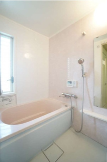 【浴室】 | 平塚高村団地参五号棟 | 淡いピンク色の浴槽と、白を基調とした壁・床が、優しくリラックスできる空間を演出。一日の疲れを癒すのに最適な色合いです。