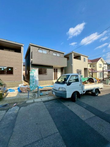 野洲市上屋2号棟　新築戸建ての前面道路含む現地写真