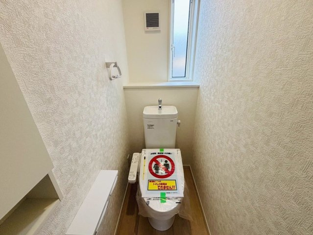 クワイエ　羽島市上中町長間第2　全3区画分譲の独立洗面台|床材に受ける様々な傷や、温度・湿度変化による、クラックの発生を大幅に抑える特殊加工を施工済みです。
水栓はリフトアップできて両手が使えます。またハンドシャワーでも使えます。