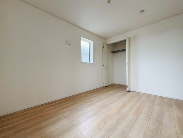 クワイエ　羽島市上中町長間第2　全3区画分譲の寝室|全居室にたっぷり収納できる大型収納を設置。窓ガラスは、断熱性能や結露防止効果の高いペアガラスを採用！
高い断熱性と共にガラス面の結露対策にも効果を発揮し湿気によるカビの発生を抑止します。