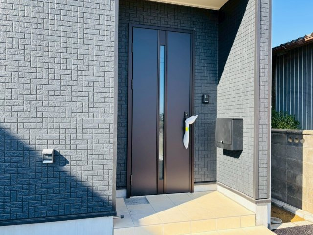 クワイエ　羽島市上中町長間第2　全3区画分譲の玄関|玄関ドアの取手ハンドル部分にセンサーがついて、カードタイプ・シールタイプのキーで施錠が可能で便利です。
お買い物の荷物で手が塞がっていても、楽々開錠できます。毎日の外出前の時間も短縮されて快適です！