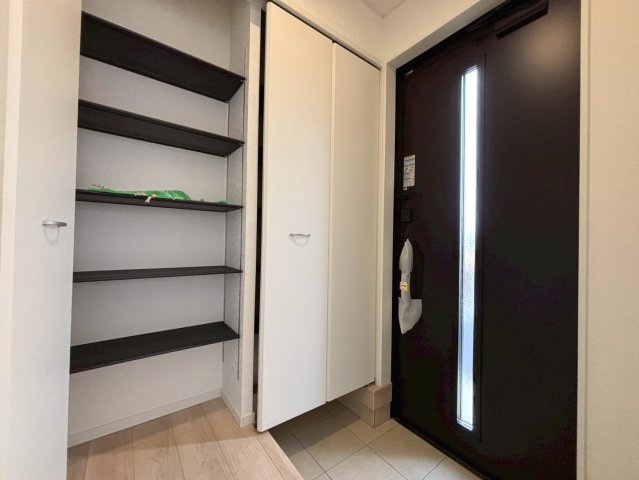 クワイエ　羽島市上中町長間第2　全3区画分譲の玄関|大容量のシューズ収納付きで玄関周りもすっきり！玄関ドアからの光が玄関ホールを明るくしてくれます。