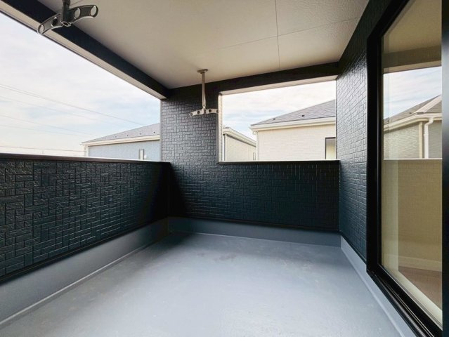 クワイエ　羽島市上中町長間第2　全3区画分譲のバルコニー|バルコニーは南向きで洗濯物もよく乾きます！強度と表面積硬度を持つFPRで防水しています。