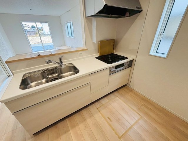 クワイエ　羽島市上中町長間第2　全3区画分譲の居間・リビング|フローリング材は木目調でナチュラルな美しさ。様々な傷やクラックの発生を大幅に抑える特殊加工済みです。
床材に受ける様々な傷や、温度・湿度変化によるクラックの発生を大幅に抑える特殊加工を施工済み。