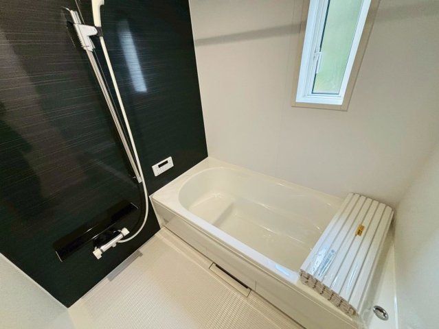 クワイエ　羽島市上中町長間第2　全3区画分譲の浴室|保温浴槽使用で４時間たっても浴槽の湯温低下はわずか約2.5度の省エネ仕様です。【暖房換気乾燥機】付き！
サイドブロー機能を備えた省エネ衣類乾燥機です。窓付きの明るく清潔な空間でゆったりバスタイムを！