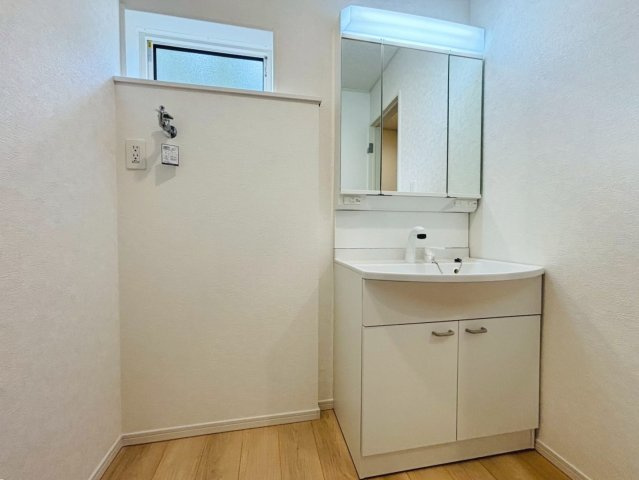 クワイエ　羽島市上中町長間第2　全3区画分譲の独立洗面台|床材に受ける様々な傷や、温度・湿度変化による、クラックの発生を大幅に抑える特殊加工を施工済みです。
水栓はリフトアップできて両手が使えます。またハンドシャワーでも使えます。