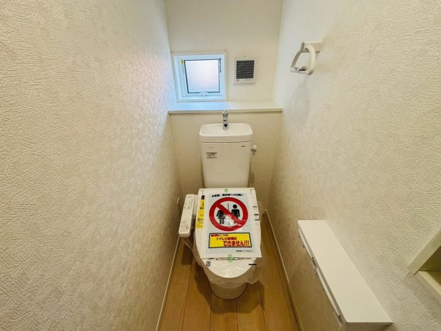 クワイエ　羽島市上中町長間第2　全3区画分譲のトイレ|超表面平滑加工とイオンパワーの「セフィオンテクト」加工で、汚れが付きにくく落ちやすい仕様のトイレです。
またツイントルネード洗浄で少ない水でも前方の返し部分から後方部までしっかり洗浄できます！