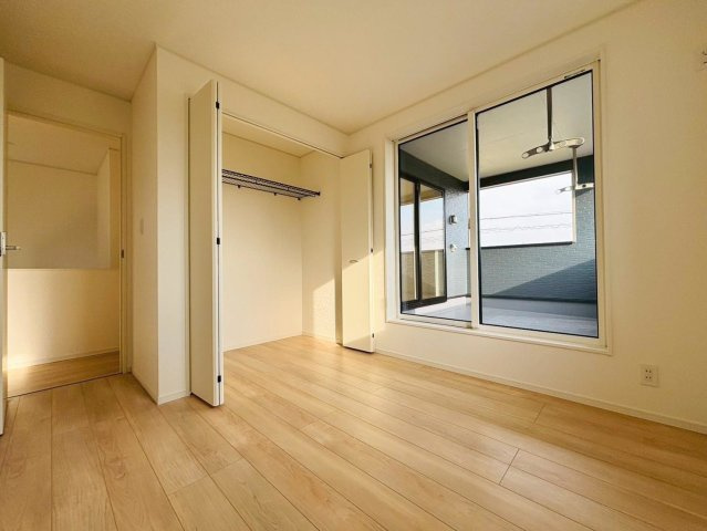 クワイエ　羽島市上中町長間第2　全3区画分譲の洋室|建具やクロスなどをトータルデザインでコーディネートしており、室内に落ち着きと安らぎを与えてくれます。
全居室収納付き！寝室やお子様のお部屋がスッキリ片付きます。