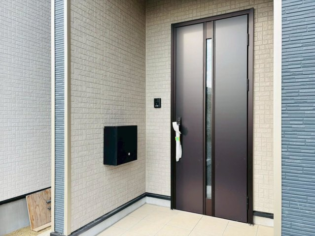 クワイエ　羽島市上中町長間第2　全3区画分譲の玄関|玄関ドアの取手ハンドル部分にセンサーがついて、カードタイプ・シールタイプのキーで施錠が可能で便利です。
お買い物の荷物で手が塞がっていても、楽々開錠できます。毎日の外出前の時間も短縮されて快適です！