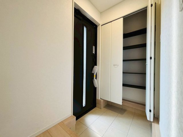 クワイエ　羽島市上中町長間第2　全3区画分譲の玄関|大容量のシューズ収納付きで玄関周りもすっきり！玄関ドアからの光が玄関ホールを明るくしてくれます。